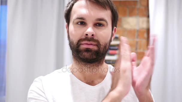 Retrato de hombre de barba guapo aplaudiendo, aplaudiendo — Vídeos de Stock