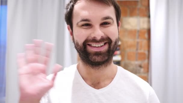 Portrait de l'homme barbu agitant la main pour accueillir — Video