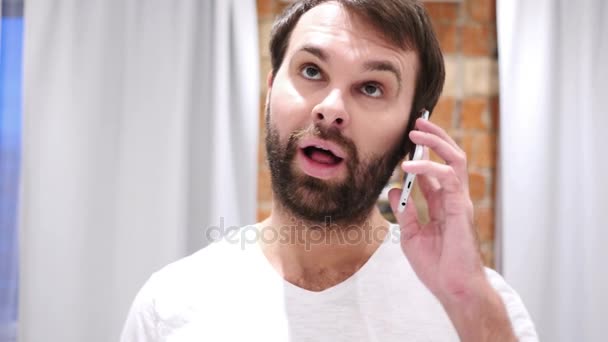 Baard Man op werk praten over Smartphone met klant — Stockvideo