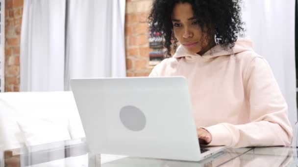 美国黑人妇女坐在家里做笔记本电脑 — 图库视频影像