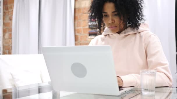 Afro-amerikai nő ivóvíz üveg és működő laptop portréja — Stock videók