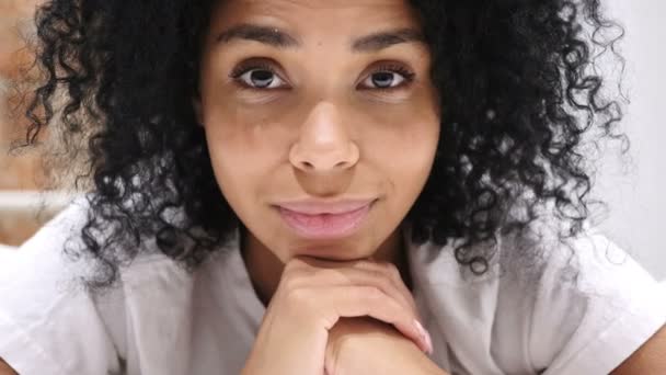 Close Up of Serious Young Afro-American Woman Face na cama — Vídeo de Stock