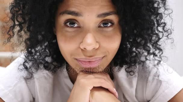 Közelről a mosolygó afro-amerikai nő feküdt ágyban keresett kamera, gyomor nevetve — Stock videók