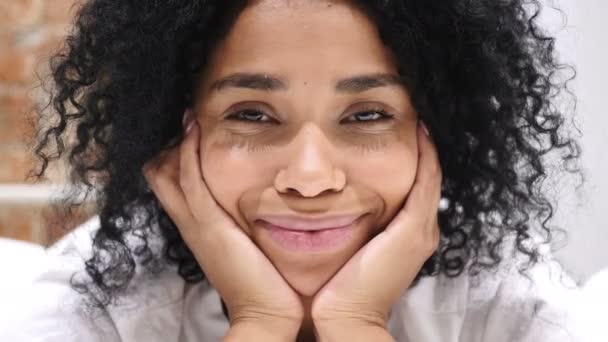 Close up van glimlachen Afro-Amerikaanse vrouw liggend op buik in Bed — Stockvideo