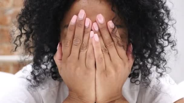 Close up of Afro-American Woman Face feeling Shy by Surprise, Love — Stock Video