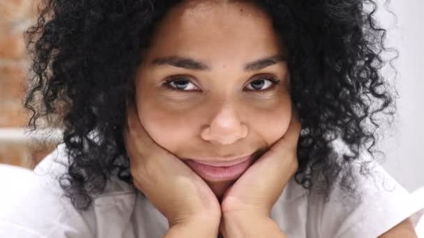 Primer plano de los ojos centelleantes de la mujer afroamericana acostada en la cama — Vídeo de stock