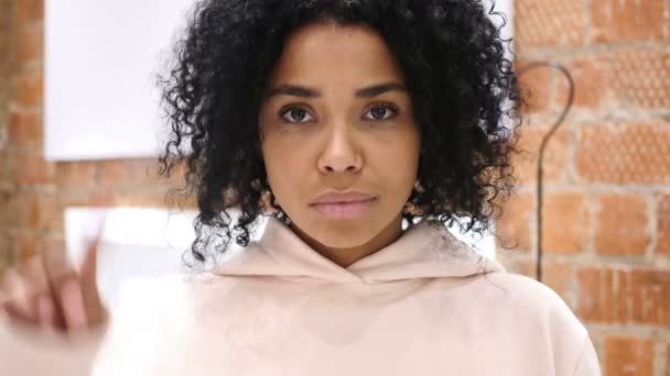 Retrato de mujer afroamericana saludando con el dedo para negarse — Vídeos de Stock