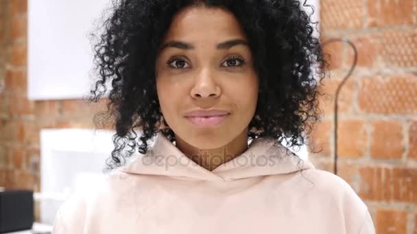 Portrét Afro-American ženy kroutil hlavou přijmout, ano, vnitřní