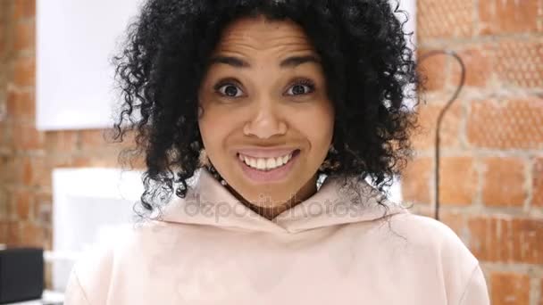 Retrato de una mujer afroamericana feliz celebrando el éxito, en interiores — Vídeo de stock
