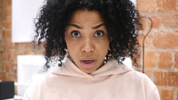 Retrato de mujer afroamericana Gestos Choque, asombrado, interior — Vídeo de stock