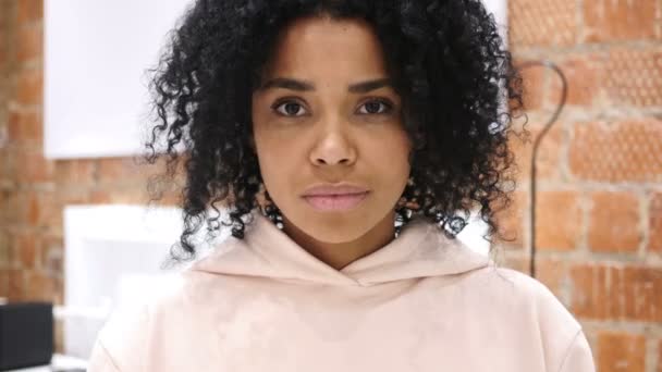 Porträtt av Afro-American kvinna gestikulerande tystnad, Finger på läppar, inomhus — Stockvideo