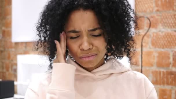 Portrait de la femme afro-américaine Gesturing maux de tête, stress — Video