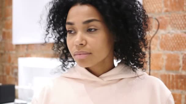Portrait de femme afro-américaine toux, infection de la gorge, intérieur — Video