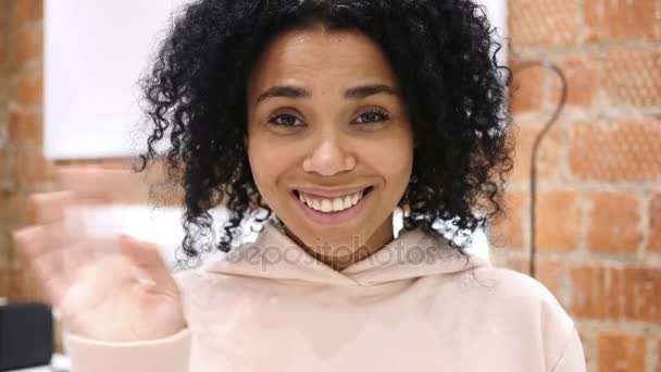 Retrato Una Mujer Afroamericana Saludando Con Mano Para Dar Bienvenida — Vídeo de stock