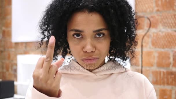 Serious Afro-American Woman mostrando dedo medio en cólera — Vídeo de stock