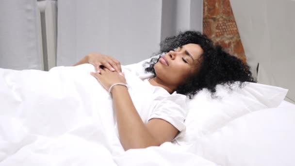 Nachtmerrie, slaapt onrustig Afro-Amerikaanse vrouw wakker door enge droom — Stockvideo
