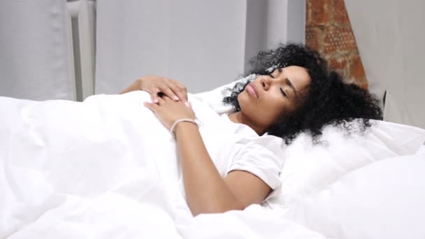 Afroamerikanerin liegt im Bett und denkt und denkt in der Nacht — Stockvideo