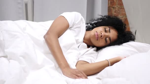 Donna afro-americana scomoda che dorme a letto di notte, irrequietezza — Video Stock