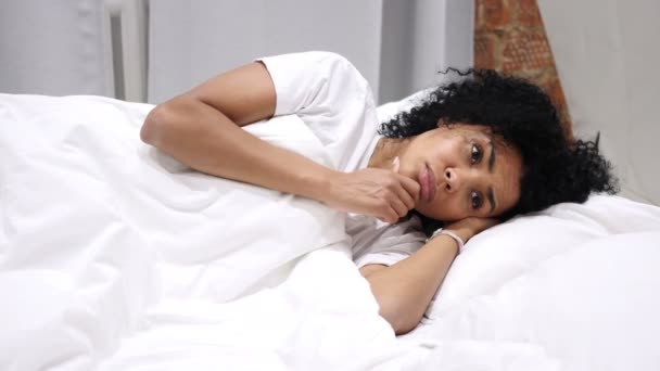 Denken, nadenkend Afro-Amerikaanse vrouw liggend op kant en dromen in Bed — Stockvideo