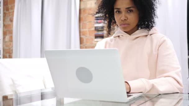 Pouce en bas par Afro-American Woman, détestant et rejetant le gros plan — Video