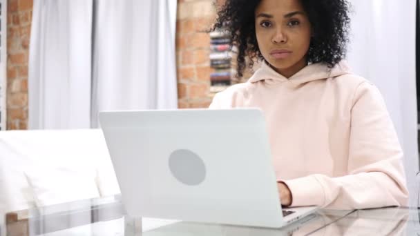 Señal de bien, gesto de una joven afroamericana en el trabajo — Vídeo de stock