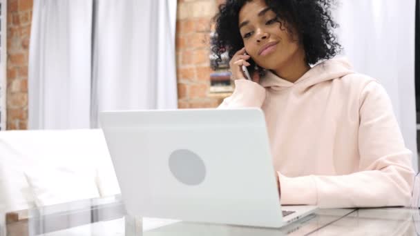 Afro-American kvinna pratar telefon, delta i samtal — Stockvideo