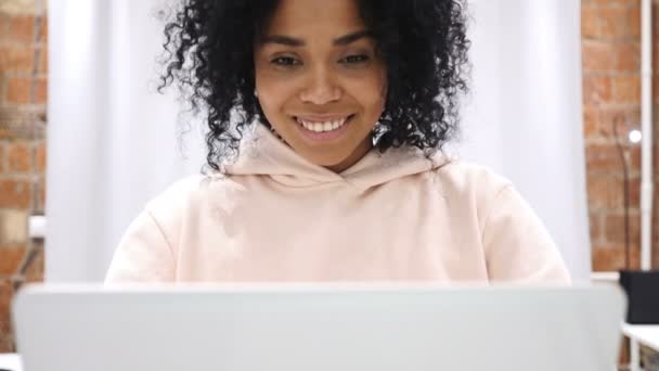 Chat de vídeo online com a jovem afro-americana em casa — Vídeo de Stock
