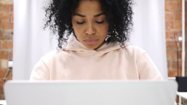 Upphetsad Afro-American kvinna firar framgångar medan du arbetar på Laptop, sitter på soffan — Stockvideo