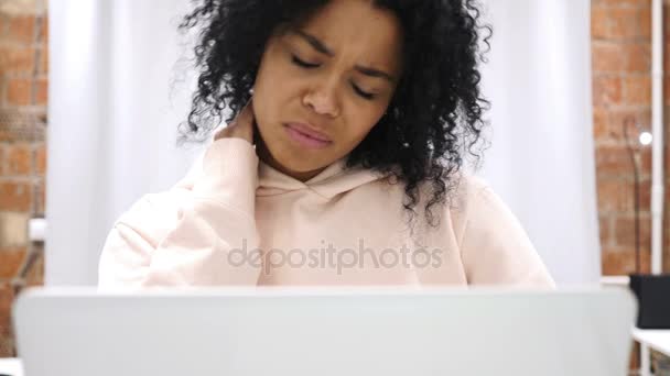 Αφρο-αμερικανικό κουρασμένος γυναίκα προσπαθεί για να χαλαρώσετε, ενώ εργάζονται για το Laptop — Αρχείο Βίντεο
