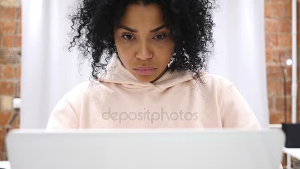 Shocked Afro-American Woman at Work, Amazed by Surprise — Stock Video