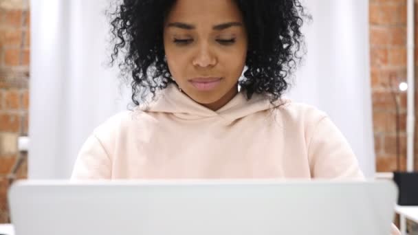 Polegares para cima por jovem mulher afro-americana, gesto positivo em casa — Vídeo de Stock