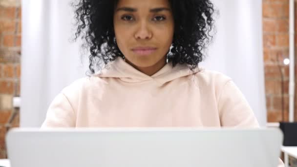 Ja door jonge Afro-Amerikaanse vrouw, schudt hoofd te accepteren op het werk — Stockvideo