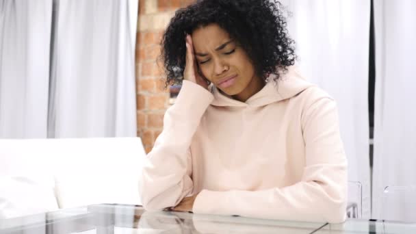 Tensión y dolor de cabeza, mujer afro-americana frustrada trabajando en el ordenador portátil — Vídeos de Stock