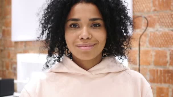 Portrait de la femme afro-américaine gesticulant pouces vers le bas, intérieur — Video