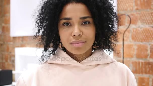 Retrato de una mujer afroamericana haciendo gestos bien Signo, Interior — Vídeo de stock