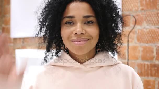 Merhaba Afro Amerikan Kız Portresi Karşılama — Stok video