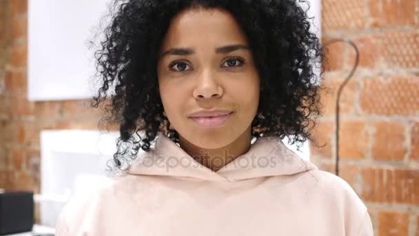 Νίκη Χειρονομία Από Επιτυχημένων Νεαρή Γυναίκα Αφροαμερικάνικης — Αρχείο Βίντεο