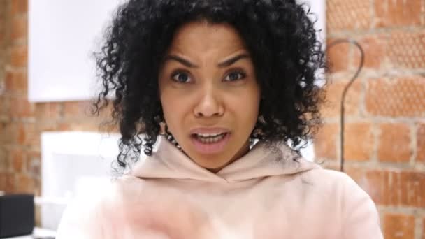Портрет афроамериканской женщины, отвергающей жестикуляцию, отказ — стоковое видео