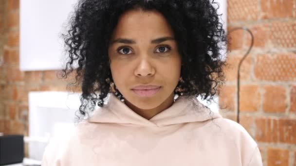 Retrato de una mujer afroamericana invitando a clientes con ambas manos — Vídeo de stock
