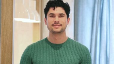 Başparmak yukarıya tarafından genç Afro-Amerikan adam, portre