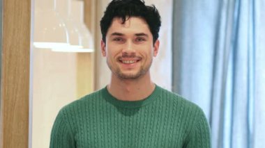 Gülümseyen genç Afro-Amerikan adam portresi