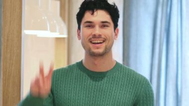 Genç Afro-Amerikan adam, portre zafer işareti