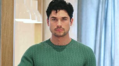 Başparmak aşağı tarafından genç Afro-Amerikan adam, portre