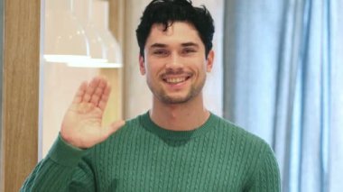 Merhaba el sallayarak genç Afro-Amerikan adam tarafından