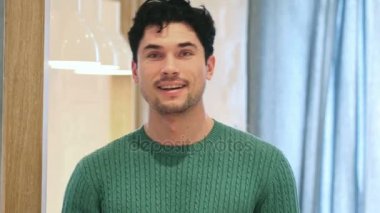 Genç Afro-Amerikan adam, portre tarafından davet jest