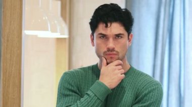 Düşünme, beyin fırtınası genç Afro-Amerikan adam, portre