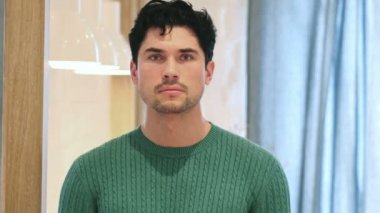 Sessizlik, kapa çeneni, Afro-Amerikan adam tarafından dudaklarında parmak