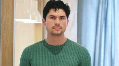 Dinleme dikkatle Afro-Amerikan adam, portre