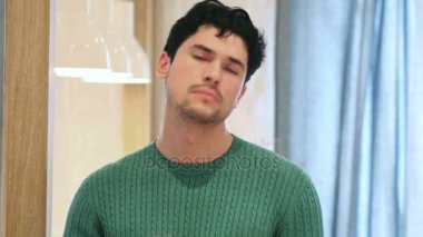 Boyun ağrı, yorgun Afro-Amerikan adam, portre