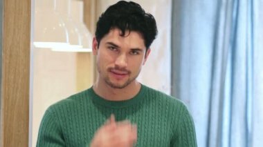 Genç Afro-Amerikan adam, portre tarafından uçan öpücük